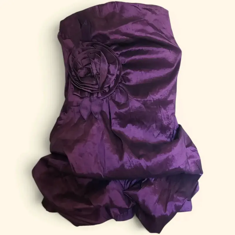 Vestido strapless morado con detalle floral