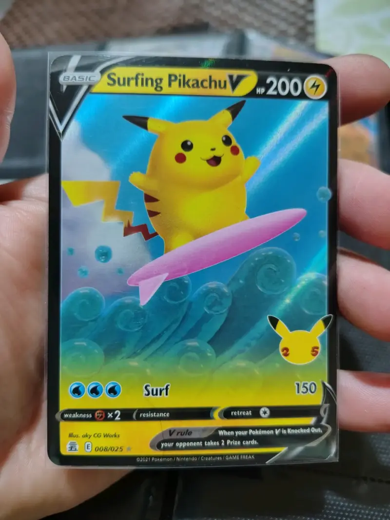 Carta Pokémon Surfing Pikachu V 008/025