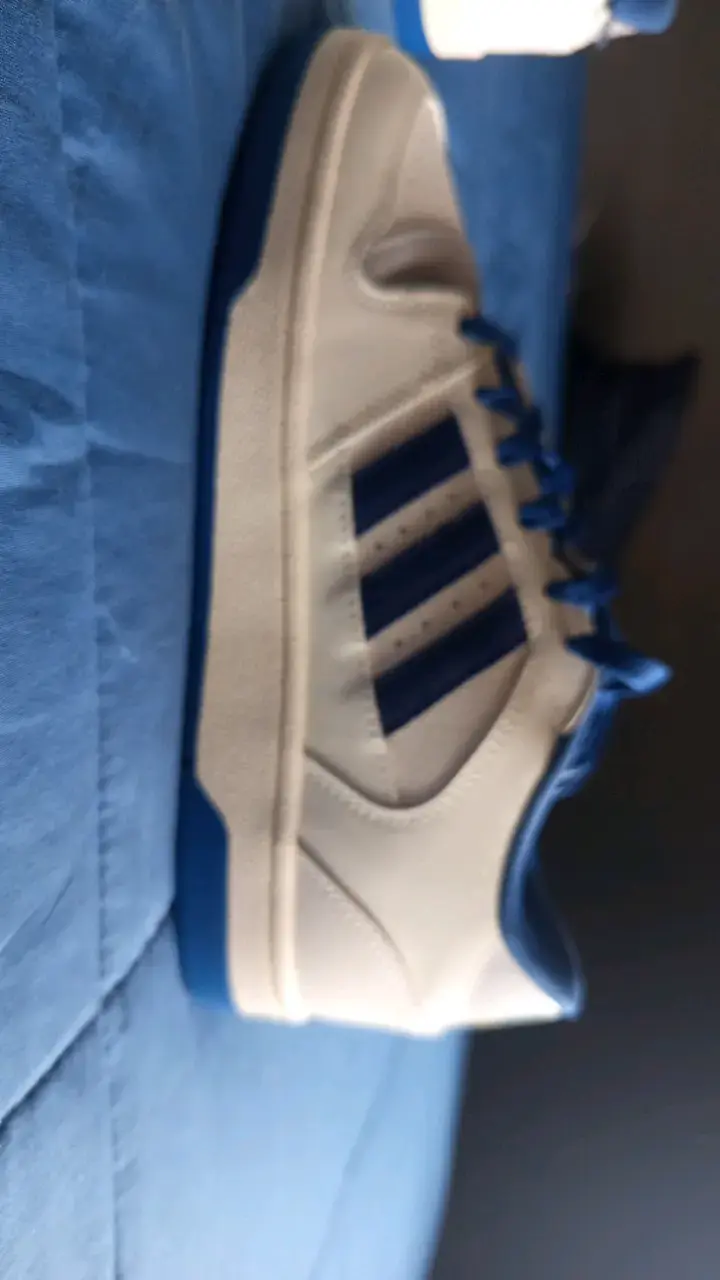 Zapatillas Adidas deportivas blancas y azules - 1