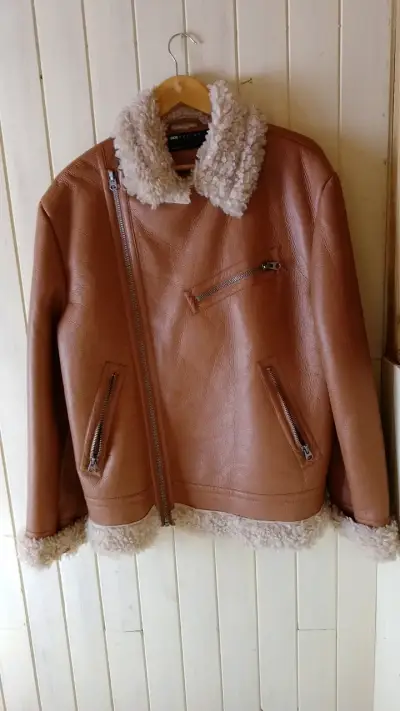 Chaqueta de cuero sintético con forro de borrego - miniatura 1