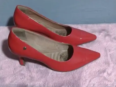 Zapatos de tacón rojo elegante para mujer - miniatura 1