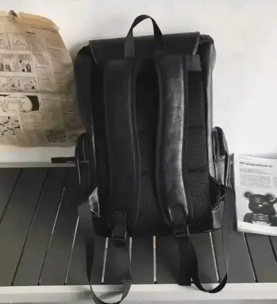 Mochila de cuero sintético negra UNISEX - miniatura 4