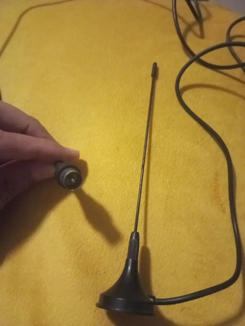 Antena de TV digital con base magnética