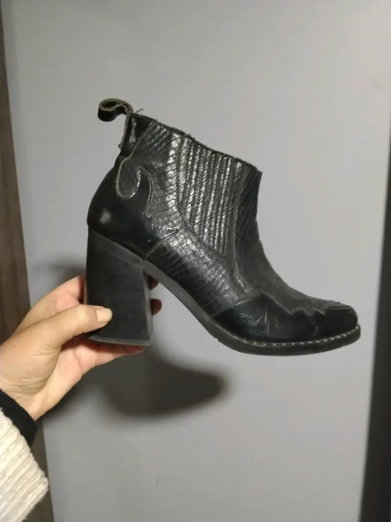 Botines de cuero negro con tacón alto