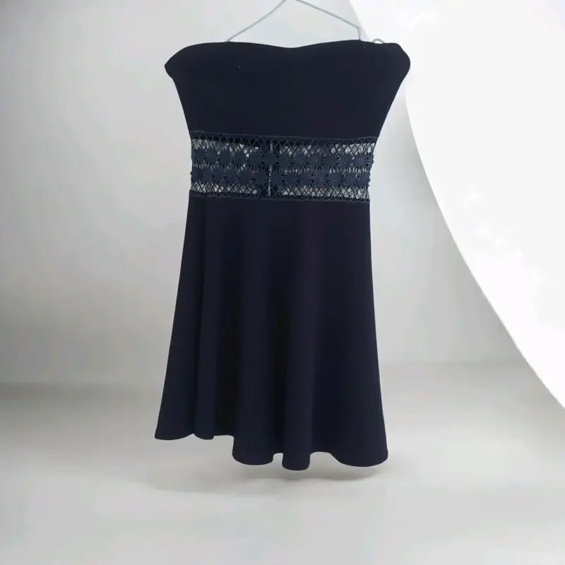Vestido negro strapless con encaje