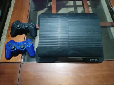 Consola PS3 con dos controles y juegos incluidos - miniatura 1