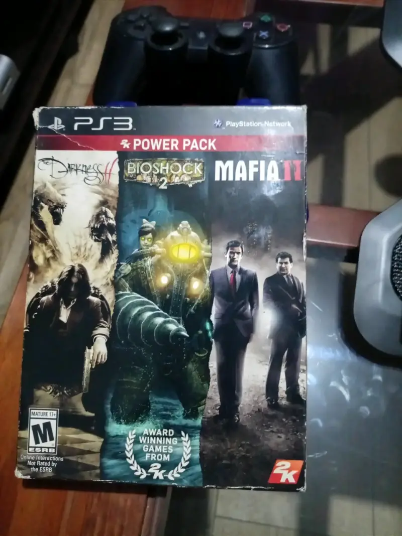 Consola PS3 con dos controles y juegos incluidos - 2