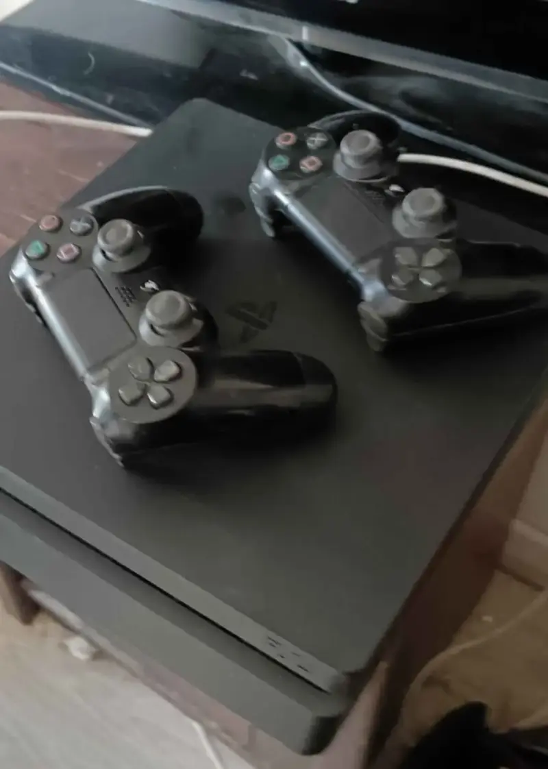 Consola PlayStation 4 con dos controles originales - 1