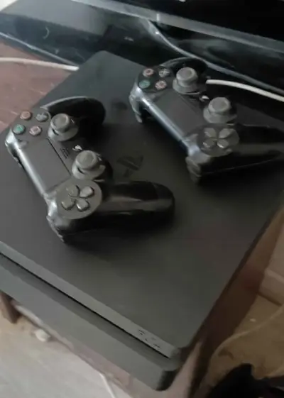 Consola PlayStation 4 con dos controles originales - miniatura 1