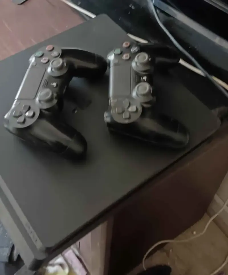 Consola PlayStation 4 con dos controles originales - 2