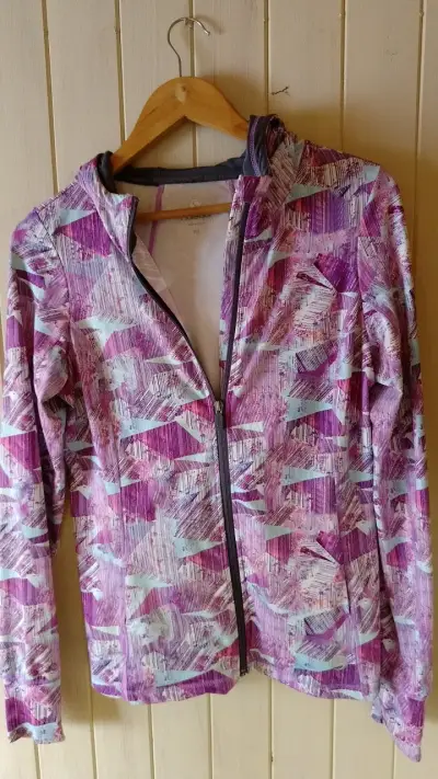Chaqueta deportiva con capucha Nasya estampada - miniatura 1