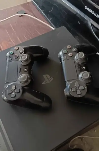Consola PlayStation 4 con dos controles originales - miniatura 3