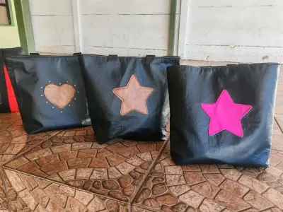 Bolsos de cuero sintético con diseño de estrellas y corazón - miniatura 1
