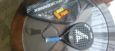 Pala de pádel ProKennex Ace con funda y accesorios - miniatura 1