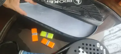 Pala de pádel ProKennex Ace con funda y accesorios - miniatura 2