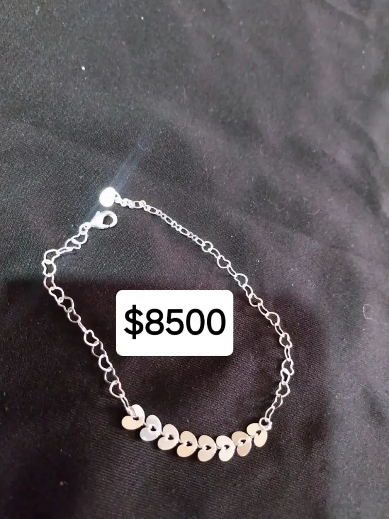 Pulsera de corazones en plata elegante