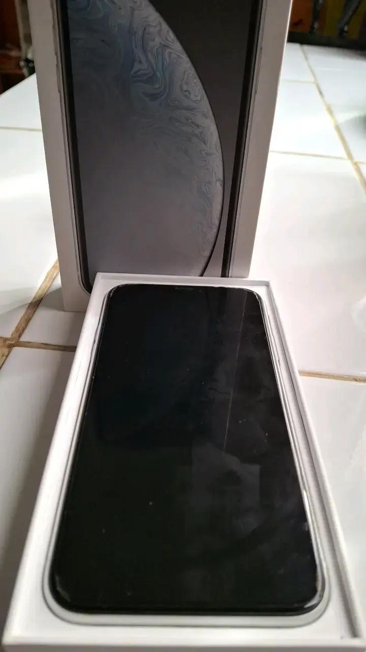 iPhone XR blanco en buen estado - 1