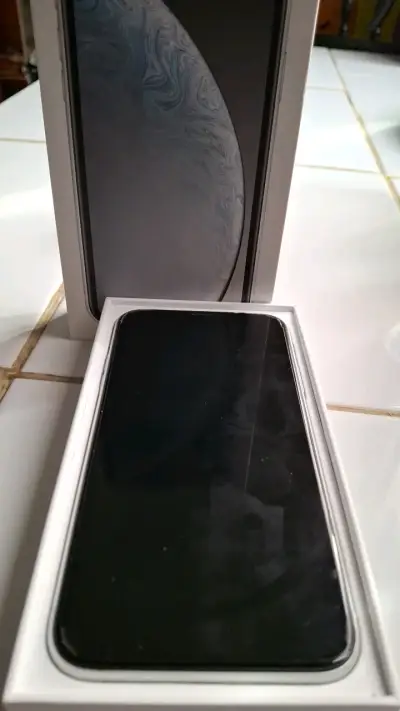iPhone XR blanco en buen estado - miniatura 1