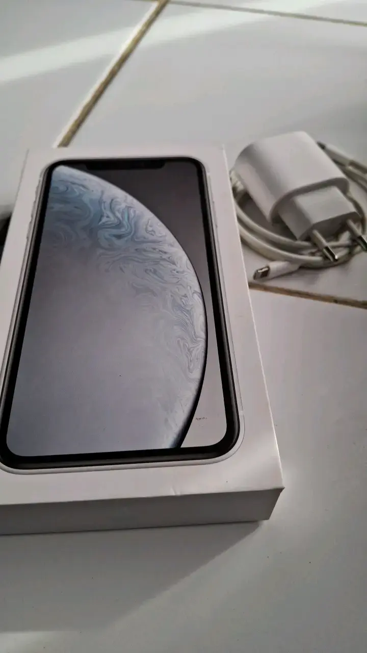 iPhone XR blanco en buen estado - 2