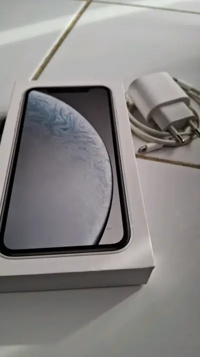 iPhone XR blanco en buen estado - miniatura 2
