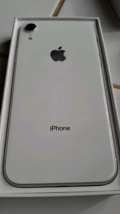 iPhone XR blanco en buen estado - miniatura 3