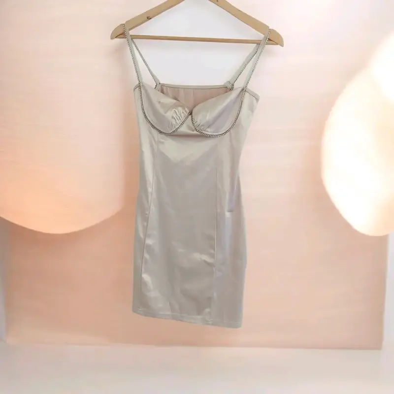 Vestido de fiesta satinado beige con tirantes
