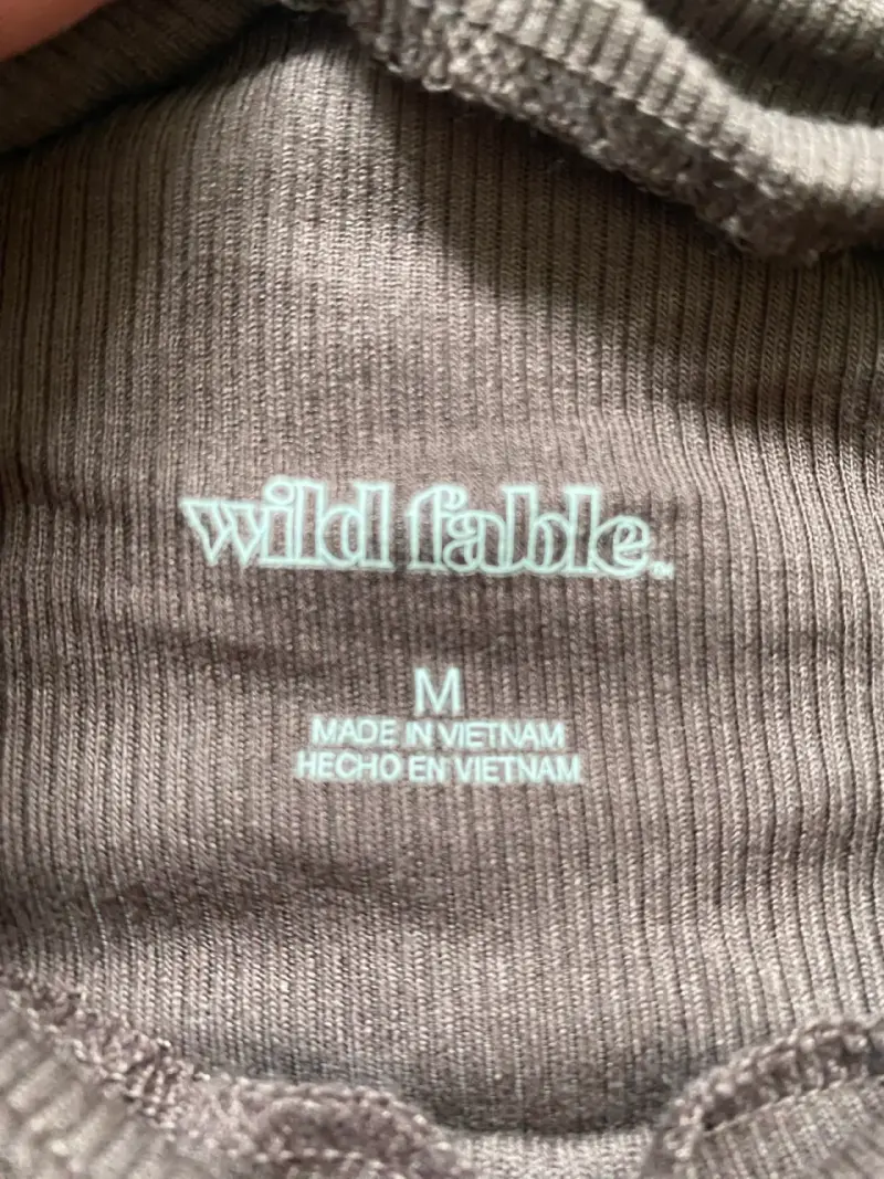 Polera de mujer color marrón estilo casual - 2
