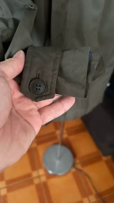 Abrigo delgado verde oliva para hombre con botones - miniatura 4