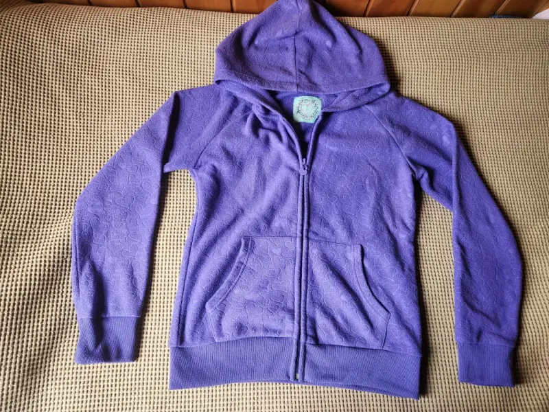 Polerón morado con capucha y cierre - 1