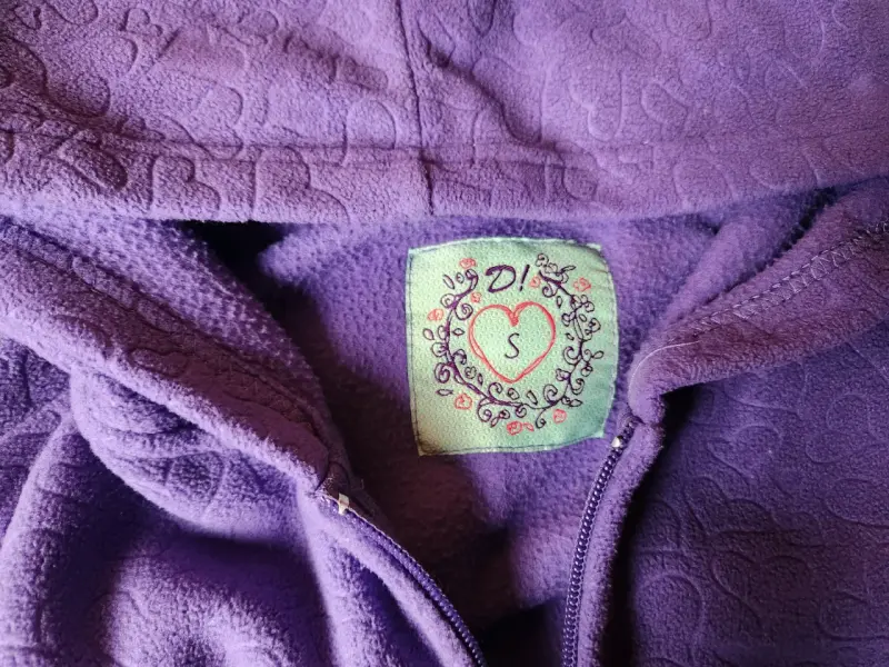 Polerón morado con capucha y cierre - 3