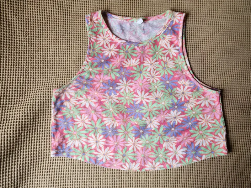 Polera sin mangas estampada floral colorida - 1
