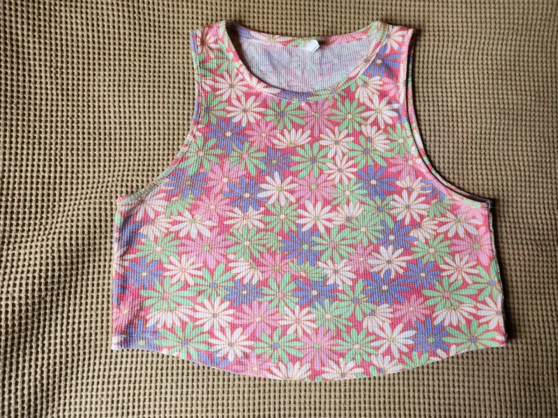 Polera sin mangas estampada floral colorida - 2