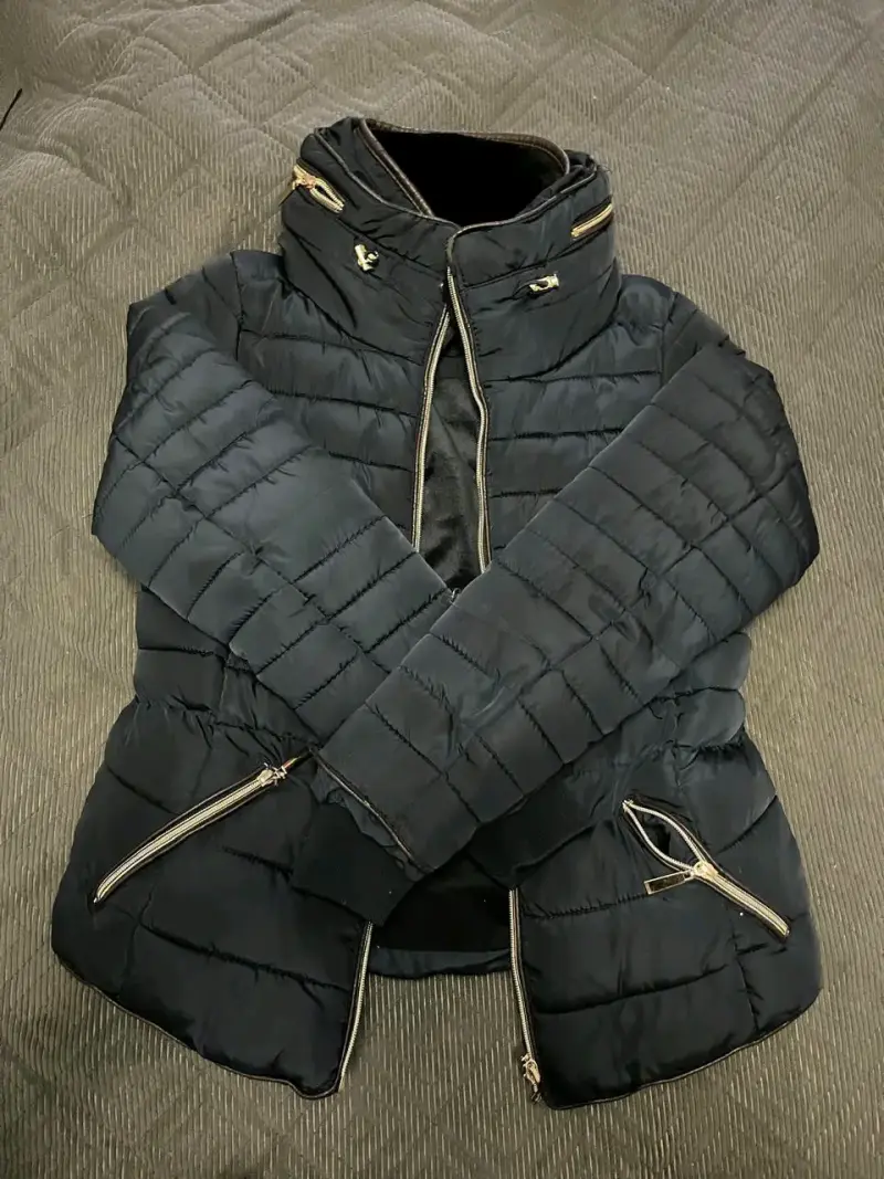 Chaqueta acolchada negra con cierre y capucha - 1