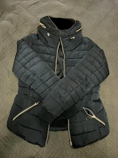 Chaqueta acolchada negra con cierre y capucha - miniatura 1