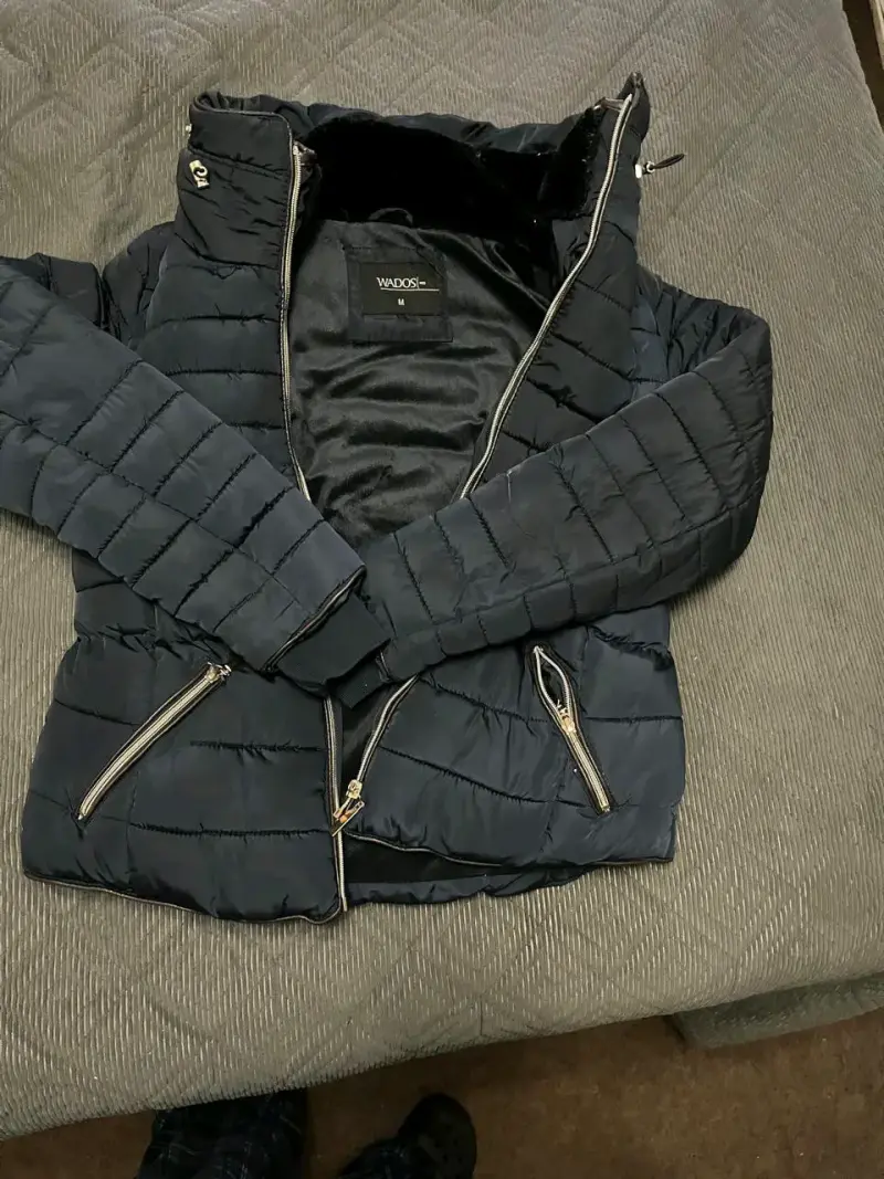 Chaqueta acolchada negra con cierre y capucha - 2