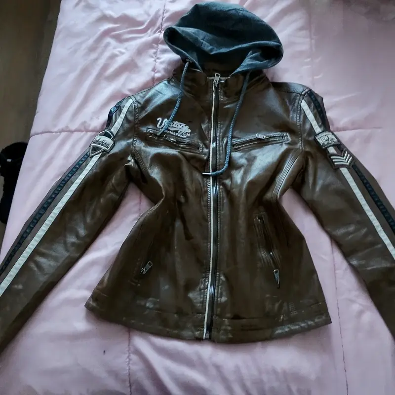 Chaqueta de cuero marrón con capucha - 2