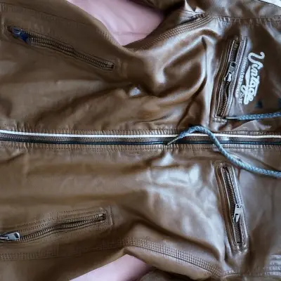 Chaqueta de cuero marrón con capucha - miniatura 3