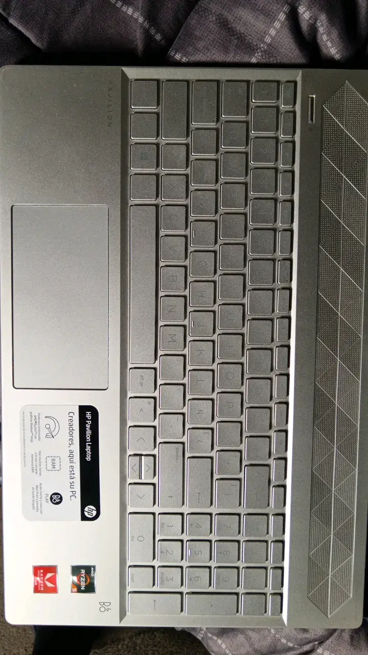 Laptop HP Pavilion Ryzen 5 con diseño elegante - 1