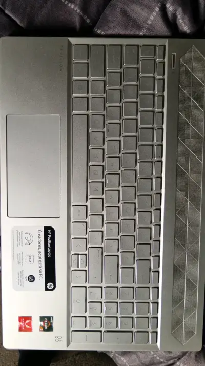 Laptop HP Pavilion Ryzen 5 con diseño elegante - miniatura 1