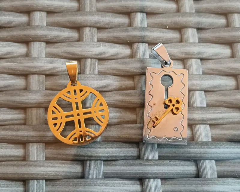 Colgantes de metal dorado y plateado