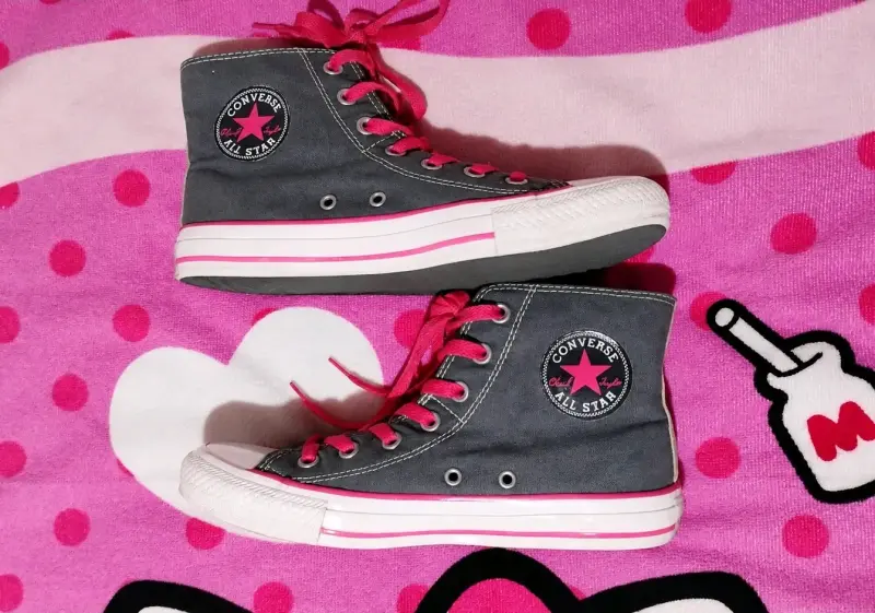 Zapatillas Converse All Star grises con rosa