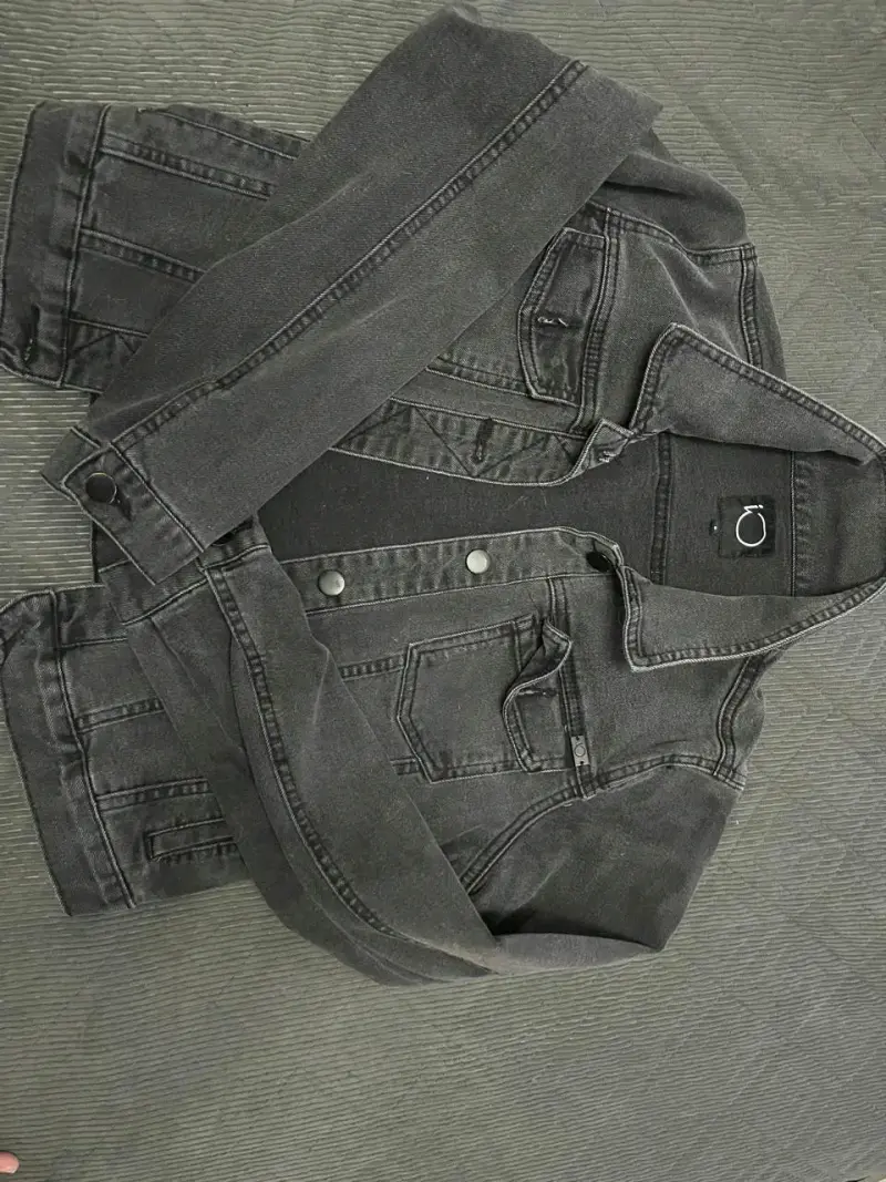 Chaqueta de mezclilla negra para mujer