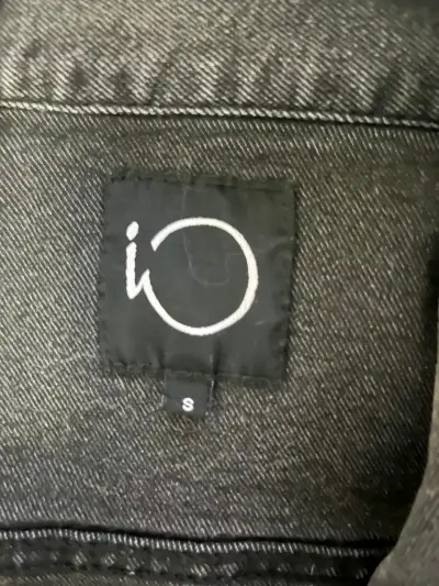 Chaqueta de mezclilla negra para mujer - miniatura 2