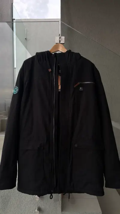 Parka negra con capucha para hombre - miniatura 1