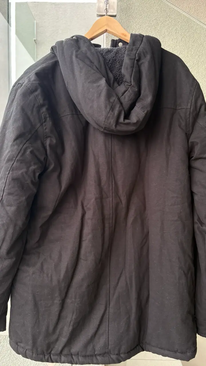 Parka negra con capucha para hombre - 3