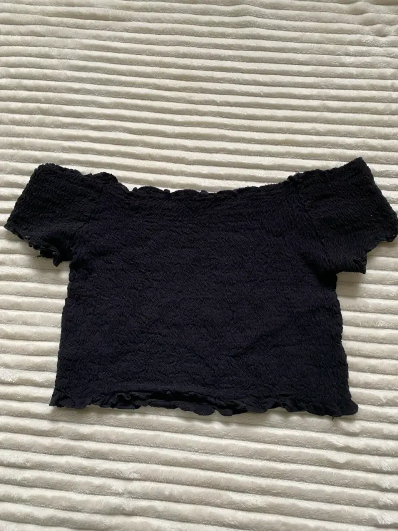 Top negro de mujer estilo off-shoulder - 1