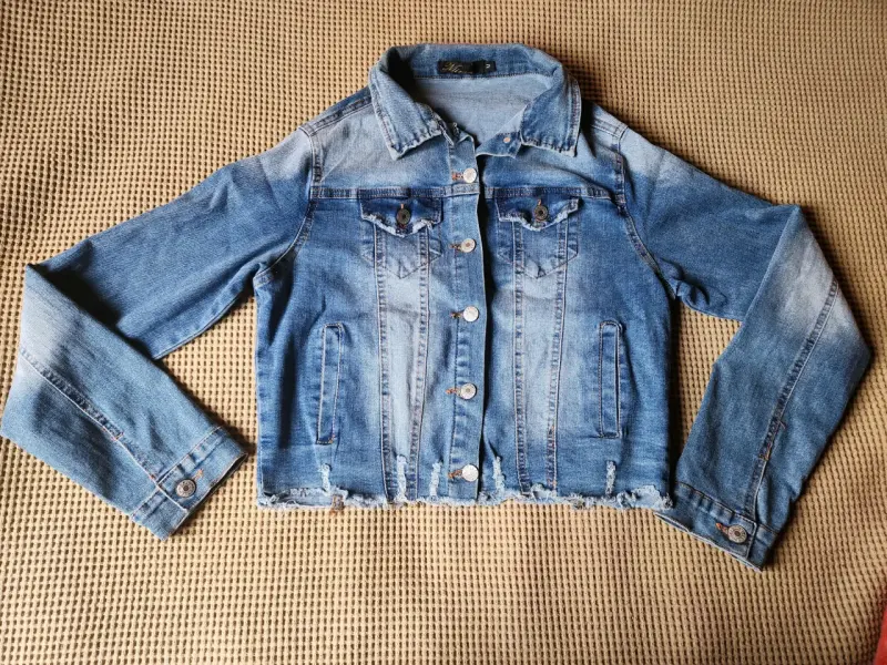 Chaqueta de mezclilla azul desgastada para mujer - 1