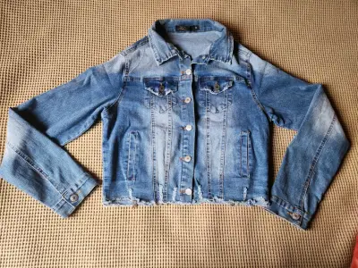 Chaqueta de mezclilla azul desgastada para mujer - miniatura 2