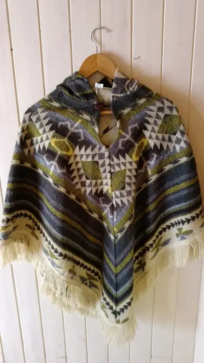 Poncho de lana y alpaca con diseño étnico - miniatura 1