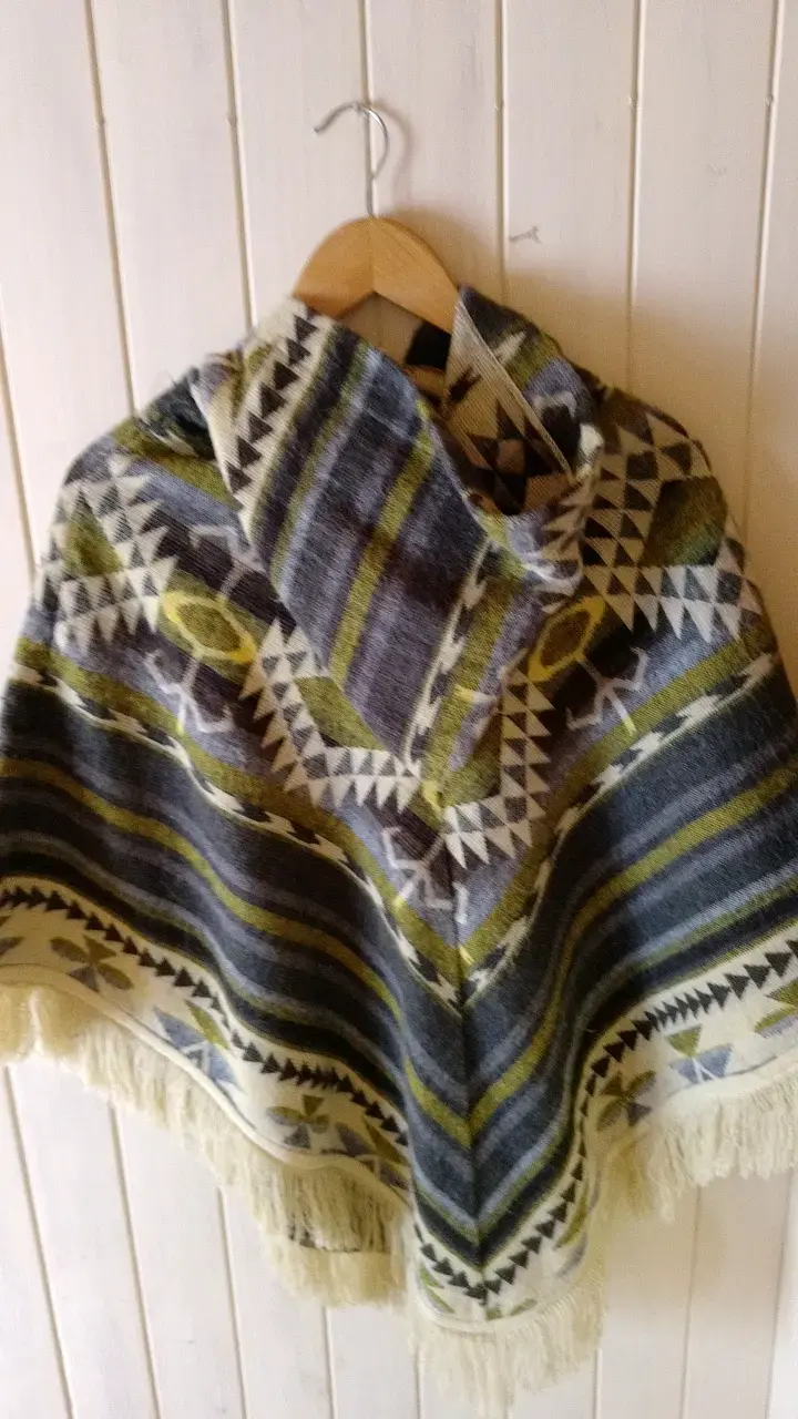 Poncho de lana y alpaca con diseño étnico - 2